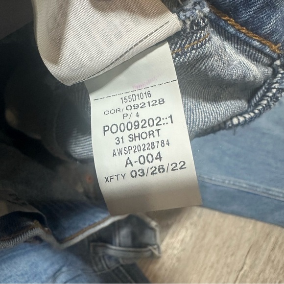 Abercrombie & Fitch Ultra High Rise 90s Straight Jean 31/12 short - Picture 4 of 6